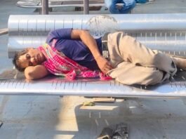 ट्रेन में सफर कर रहा युवक जहरखुरानी का शिकार, प्लेटफार्म पर बेहोश मिला