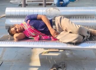 ट्रेन में सफर कर रहा युवक जहरखुरानी का शिकार, प्लेटफार्म पर बेहोश मिला