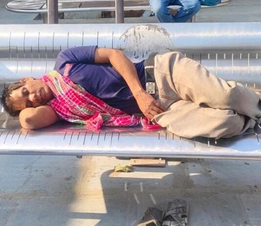 ट्रेन में सफर कर रहा युवक जहरखुरानी का शिकार, प्लेटफार्म पर बेहोश मिला