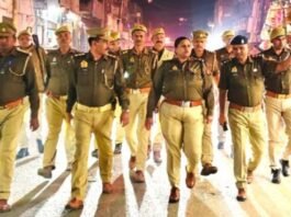 मिर्जापुर एसपी ने पैदल गश्त कर सुरक्षा व्यवस्था का लिया जायजा