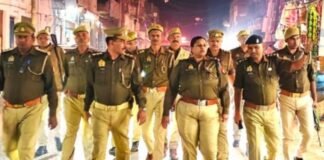 मिर्जापुर एसपी ने पैदल गश्त कर सुरक्षा व्यवस्था का लिया जायजा