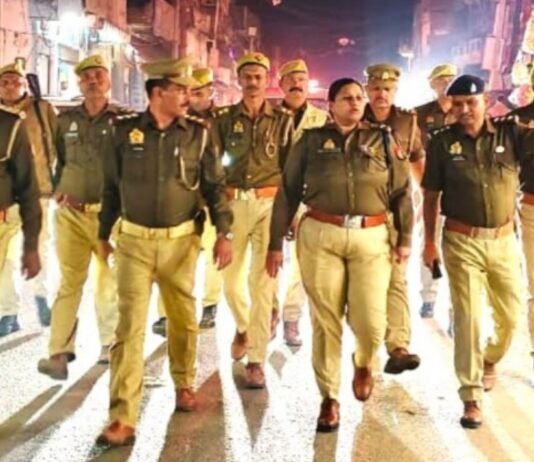 मिर्जापुर एसपी ने पैदल गश्त कर सुरक्षा व्यवस्था का लिया जायजा