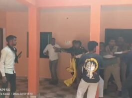 जांच टीम के सामने ग्राम सचिवालय में भिड़े दो पक्ष, प्रधान सहित कई घायल