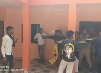 जांच टीम के सामने ग्राम सचिवालय में भिड़े दो पक्ष, प्रधान सहित कई घायल