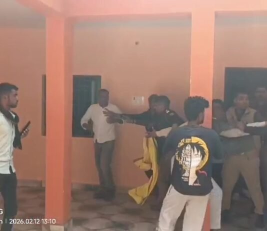 जांच टीम के सामने ग्राम सचिवालय में भिड़े दो पक्ष, प्रधान सहित कई घायल