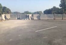 आम घाट रेलवे क्रॉसिंग पुल तैयार, फिर भी बोल्डर बन रहे राह का रोड़ा