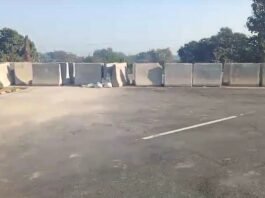 आम घाट रेलवे क्रॉसिंग पुल तैयार, फिर भी बोल्डर बन रहे राह का रोड़ा