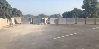 आम घाट रेलवे क्रॉसिंग पुल तैयार, फिर भी बोल्डर बन रहे राह का रोड़ा