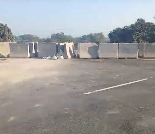 आम घाट रेलवे क्रॉसिंग पुल तैयार, फिर भी बोल्डर बन रहे राह का रोड़ा