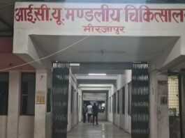 मंडलीय अस्पताल में जांच के लिए लंबी कतारें, मरीजों ने मोबाइल पर रिपोर्ट भेजने की उठाई मांग