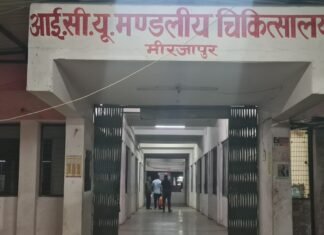 मंडलीय अस्पताल में जांच के लिए लंबी कतारें, मरीजों ने मोबाइल पर रिपोर्ट भेजने की उठाई मांग