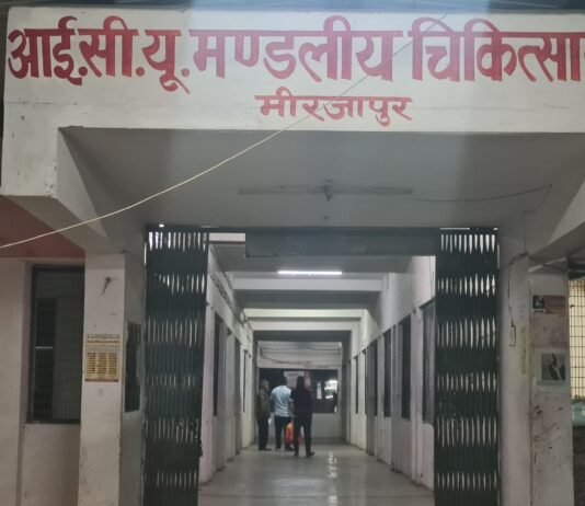 मंडलीय अस्पताल में जांच के लिए लंबी कतारें, मरीजों ने मोबाइल पर रिपोर्ट भेजने की उठाई मांग