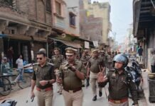मीरजापुर पुलिस का फ्लैग मार्च, त्योहारों से पहले सुरक्षा का दिया संदेश