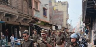 मीरजापुर पुलिस का फ्लैग मार्च, त्योहारों से पहले सुरक्षा का दिया संदेश