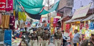 मीरजापुर में 2554 स्थानों पर होगा होलिका दहन, सुरक्षा व्यवस्था के लिए पुलिस का फ्लैग मार्च