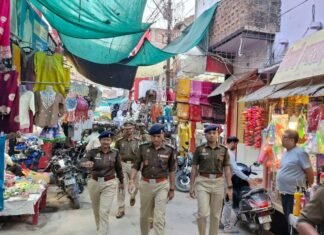 मीरजापुर में 2554 स्थानों पर होगा होलिका दहन, सुरक्षा व्यवस्था के लिए पुलिस का फ्लैग मार्च