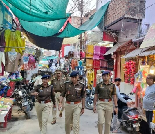 मीरजापुर में 2554 स्थानों पर होगा होलिका दहन, सुरक्षा व्यवस्था के लिए पुलिस का फ्लैग मार्च