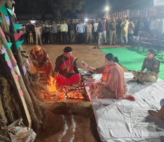 अपर्णा रजत कौशिक ने पुलिस लाइन में विधि-विधान से किया होलिका दहन