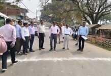 कछवां पहुंचे मंडलायुक्त, सड़क मरम्मत कार्य और नगर पंचायत अभिलेखों की जांच