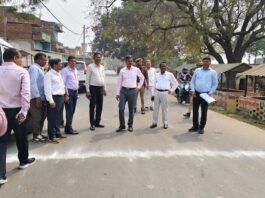 कछवां पहुंचे मंडलायुक्त, सड़क मरम्मत कार्य और नगर पंचायत अभिलेखों की जांच