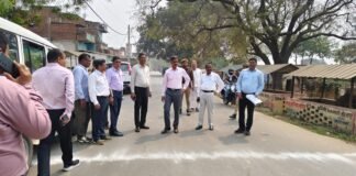 कछवां पहुंचे मंडलायुक्त, सड़क मरम्मत कार्य और नगर पंचायत अभिलेखों की जांच