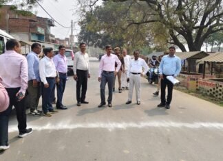 कछवां पहुंचे मंडलायुक्त, सड़क मरम्मत कार्य और नगर पंचायत अभिलेखों की जांच