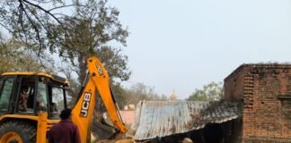 डीएम के निर्देश पर पड़ेरी में अवैध कब्जों पर चला बुलडोजर, सात दिन तक चलेगा अभियान