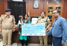 दिवंगत आरक्षी रवि कुमार के आश्रितों को एक करोड़ का चेक प्रदान