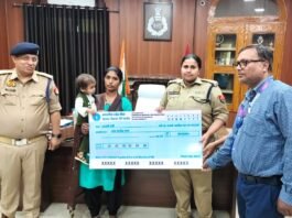 दिवंगत आरक्षी रवि कुमार के आश्रितों को एक करोड़ का चेक प्रदान