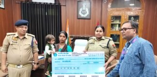 दिवंगत आरक्षी रवि कुमार के आश्रितों को एक करोड़ का चेक प्रदान