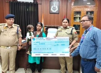 दिवंगत आरक्षी रवि कुमार के आश्रितों को एक करोड़ का चेक प्रदान