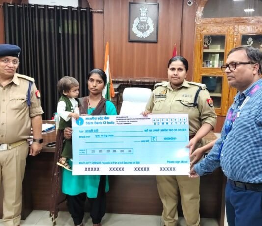 दिवंगत आरक्षी रवि कुमार के आश्रितों को एक करोड़ का चेक प्रदान