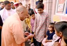 सीएम योगी आदित्यनाथ ने मिर्जापुर में बच्चों को बांटी चॉकलेट