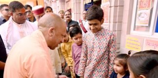 सीएम योगी आदित्यनाथ ने मिर्जापुर में बच्चों को बांटी चॉकलेट