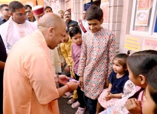 सीएम योगी आदित्यनाथ ने मिर्जापुर में बच्चों को बांटी चॉकलेट