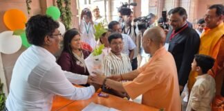 मिर्जापुर में उद्यान विभाग के स्टाल पर पहुंचे मुख्यमंत्री