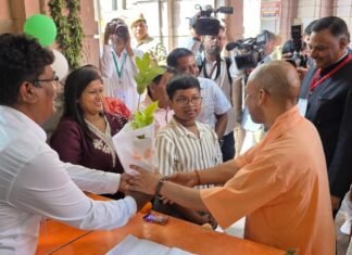 मिर्जापुर में उद्यान विभाग के स्टाल पर पहुंचे मुख्यमंत्री