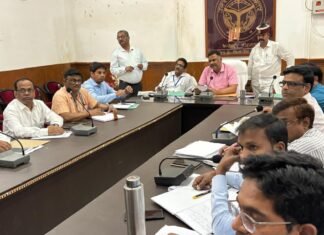 जिलाधिकारी ने स्वास्थ्य योजनाओं की समीक्षा की, आयुष्मान कार्ड व मातृ-शिशु स्वास्थ्य पर दिया जोर