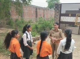 एंटी रोमियो टीम ने महिलाओं-बालिकाओं को किया जागरूक, अधिकारों की दी जानकारी