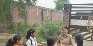 एंटी रोमियो टीम ने महिलाओं-बालिकाओं को किया जागरूक, अधिकारों की दी जानकारी