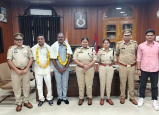 मीरजापुर में तीन पुलिसकर्मियों को दी गई भावभीनी विदाई