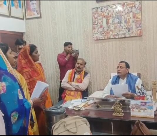 महिला मेट बहनों ने विधायक को सौंपा ज्ञापन, मानदेय तय करने की मांग