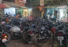 अवैध पार्किंग और अतिक्रमण से त्रिमोहानी चौराहे पर यातायात व्यवस्था चरमराई