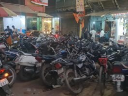 अवैध पार्किंग और अतिक्रमण से त्रिमोहानी चौराहे पर यातायात व्यवस्था चरमराई