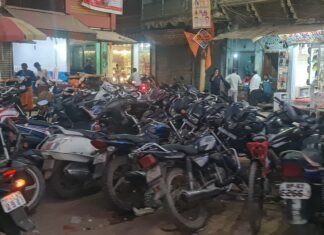 अवैध पार्किंग और अतिक्रमण से त्रिमोहानी चौराहे पर यातायात व्यवस्था चरमराई