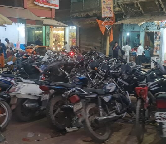 अवैध पार्किंग और अतिक्रमण से त्रिमोहानी चौराहे पर यातायात व्यवस्था चरमराई