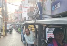 गलत दिशा से वाहनों की एंट्री पर पक्के घाट में लगता है जाम, पुलिस व्यवस्था पर उठे सवाल