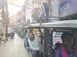 गलत दिशा से वाहनों की एंट्री पर पक्के घाट में लगता है जाम, पुलिस व्यवस्था पर उठे सवाल