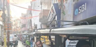 गलत दिशा से वाहनों की एंट्री पर पक्के घाट में लगता है जाम, पुलिस व्यवस्था पर उठे सवाल