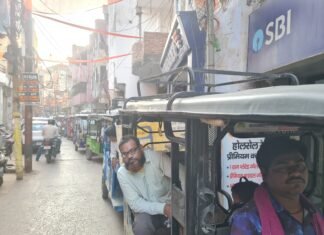 गलत दिशा से वाहनों की एंट्री पर पक्के घाट में लगता है जाम, पुलिस व्यवस्था पर उठे सवाल